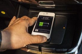 新款Toyota Avalon Limited的車廂控制台備有Qi無線充電板 新款Toyota Avalon Limited的車廂控制台備有Qi無線充電板