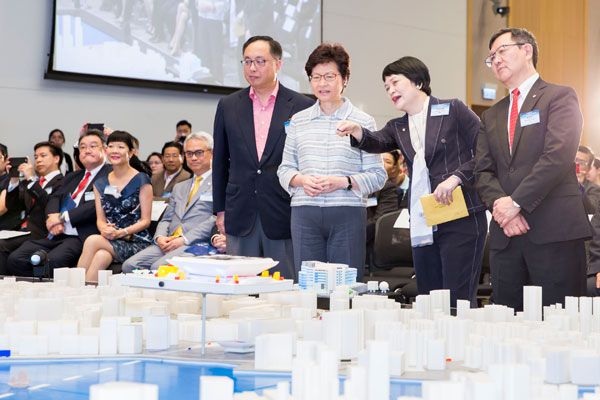 Mrs Carrie Lam, Chief Executive of the HKSAR (second from left), accompanied by Mr Nicholas W. Yang, Secretary for Innovation and Technology (first from left); and Mr Willy Lin, Chairman of HKPC (first from right), is introduced to the 3D-printed Victoria Harbour model by Mrs Agnes Mak, Executive Director of HKPC