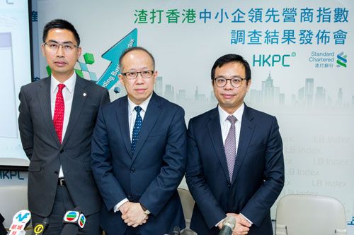 Mr Gordon Lo (centre), Director (Business Management) of HKPC, announces the survey results of the 