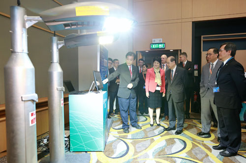 Mr Matthew Cheung, Acting Chief Executive of the HKSAR (third from right), accompanied by Mr Nicholas Yang, Secretary for Innovation and Technology (second from right); Mr Willy Lin, Chairman (first from right), and Mrs Agnes Mak, Executive Director of HKPC (fourth from right), visits the HKPC Technology Showcase featuring the smart street lamps