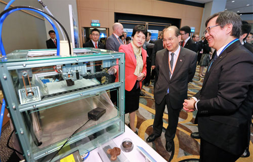 Mr Matthew Cheung, Acting Chief Executive of the HKSAR (centre), accompanied by Mr Willy Lin, Chairman (right), and Mrs Agnes Mak, Executive Director of HKPC, visits the Technology Showcase featuring the food 3D printing system developed by HKPC