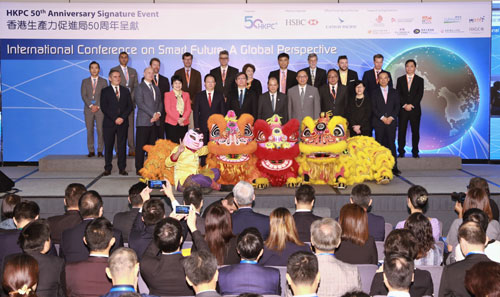 Mr Matthew Cheung, Acting Chief Executive of the HKSAR (front row, fifth from left), opens the International Conference on “Smart Future: A Global Prospective” with Professor Tan Tieniu (front row, fourth from left), Vice Minister of the Liaison Office of the Central People’s Government in the HKSAR; Mr Nicholas Yang, Secretary for Innovation and Technology (front row, fourth from right); Professor Tsui Lap-Chee, President of the Academy of Sciences of Hong Kong (front row, third from right); Miss Annie Choi, Commissioner for Innovation and Technology (front row, second from right); Mr Willy Lin, Chairman (front row, fourth from right), and Mrs Agnes Mak, Executive Director of HKPC (front row, third from left)