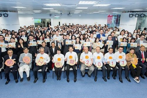 Mr Gregory So, Secretary for Commerce and Economic Development of the HKSAR Government (front row, centre); Dr Edward Chan, President of the Promoting Happiness Index Foundation (front row, sixth from right); Mrs Agnes Mak, Executive Director of HKPC (front row, fourth from left); and other officiating guests of the 'Happiness-at-Work Label' presentation ceremony 2017 pose for a group photo with the representatives of 'Happy Companies' and 'Happy Organisations'.