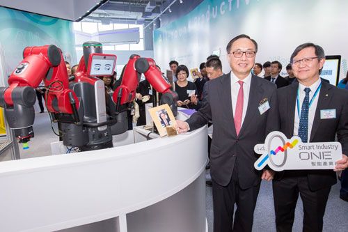 Mr Nicholas W Yang, Secretary for Innovation and Technology of the HKSAR Government (left), accompanied by Mr Willy Lin, Chairman of HKPC, learns the application of “Industry 4.0” key enabling technologies at “Smart Industry One”.