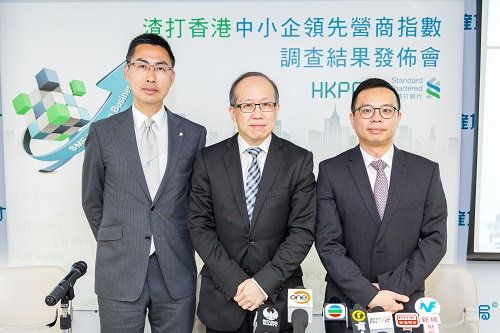 Mr Gordon Lo (centre), Director (Business Management) of HKPC, announces the survey results of the 