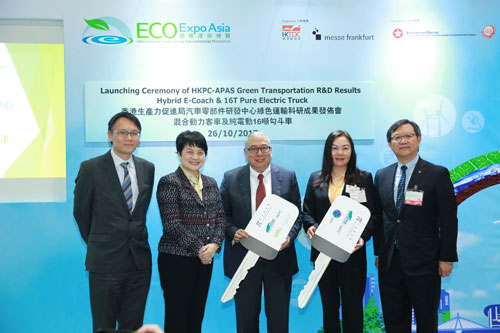 Mr Bryan Ha, Assistant Commissioner for Innovation and Technology (Funding Schemes) (first from left); Mr Willy Lin, Chairman of HKPC (first from right); and Mrs Agnes Mak, Executive Director of HKPC (second from left), officiate the launching ceremony of HKPC-APAS Green Transportation R&D Results with Mr Charles Chong, Chairman of Green Mobility Innovations Ltd. (centre), and Ms Susanna Ng, Director of E. Tech Dynamic Technology Co. Ltd.