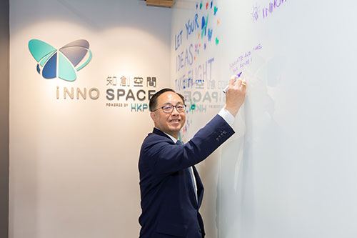 Mr Nicholas Yang, Secretary for Innovation and Technology, visits Inno Space set up by HKPC. Inno Space aims to nurture a startup culture and promote re-industrialization in Hong Kong. Home to makers, designers and students, it also strives to foster a culture of innovation in Hong Kong.