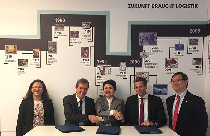 Mr Willy Lin, Chairman of HKPC (1st from right) witnesses the signing of agreement between Mrs Agnes Mak, Executive Director of HKPC (middle); Mr Toni Drescher, Head of Technology Management, Fraunhofer IPT (2nd from right); and Dr Michael Henke, Director of Enterprise Logistics, Fraunhofer IML (2nd from left). Under the agreement, all parties will work towards facilitating the development and transfer of knowledge and know-how on Industry 4.0 and its application in smart logistics between Hong Kong and German companies.