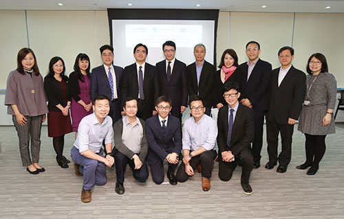 Mr Donald Ng (back row: fifth from left), Deputy Director of the Environmental Protection; Dr Lawrence Cheung (back row: sixth from left), Director (Technology Development) of HKPC, together with Dr Raymond Yau (back row: fourth from left), Swire Properties’ General Manager of Technical Services & Sustainable Development, and representatives from Cityplaza and EAST HK, attend the Dissemination Seminar of the Municipal Solid Waste Charging Scheme Trial Programme.