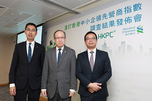 Mr Gordon Lo (centre), Director (Business Management) of HKPC, announces the survey results of the 