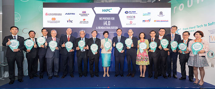 Mr Willy Lin, Chairman of HKPC (seven from left), and representatives from 13 leading industry chambers, quangos and business associations in Hong Kong, join together for the pledging of 