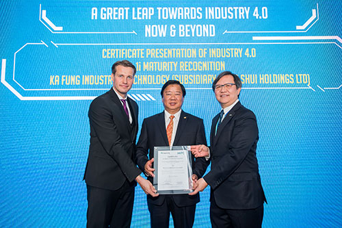 Mr Willy Lin, Chairman of HKPC (right), and Mr Toni Drescher, Head of Technology Management of Fraunhofer IPT (left), present the Industry 4.0 