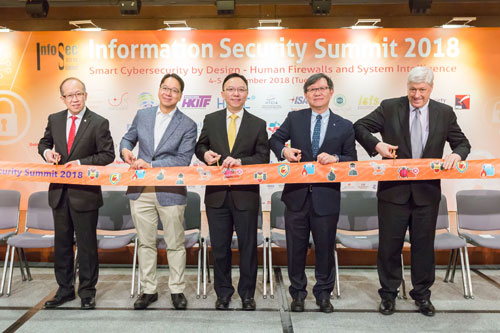 Mr Victor Lam, Government Chief Information Officer of the HKSAR Government (centre); Mr Willy Lin, Chairman of HKPC (second from right); the Hon Charles Mok, Legislative Councillor of the HKSAR (second from left); Mr Gordon Lo, Acting Executive Director of HKPC (first from left); and Mr Dale Johnstone, Chairman of the “Information Security Summit 2018” organising committee, officiating at the Summit’s opening ceremony