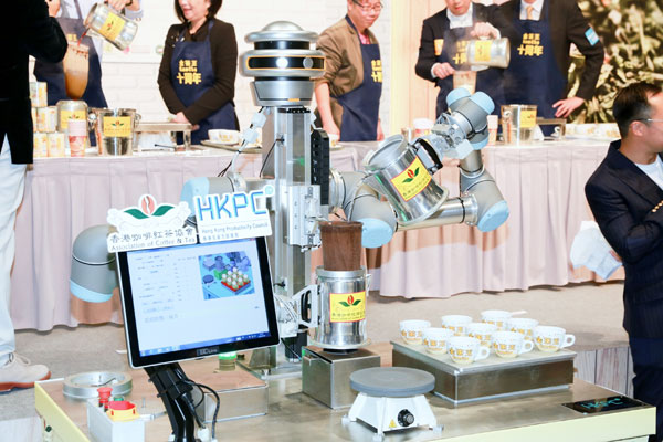 Jointly developed by the Hong Kong Productivity Council (HKPC) and the Association of Coffee and Tea of Hong Kong (ACT), Hong Kong’s first artificial intelligence HK-style milk tea making robot “KamChAI” appears at the “International KamCha Competition 2018 HK Style Milk Tea – 10th Anniversary HK Final” to compete against local milk tea masters and VIP guests