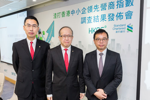 Mr Gordon Lo (centre), Director (Business Management) of HKPC, announces the survey results of the 