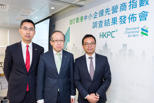 Mr Gordon Lo (centre), Director (Business Management) of HKPC, announces the survey results of the 