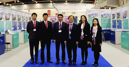 Mr Willy Lin, Chairman of HKPC (3rd from right), Dr Lawrence Cheung, Director (Technology Development) of HKPC (3rd from left) and the winning team share a memorable moment at the “46th International Exhibition of Inventions Geneva” in Switzerland.