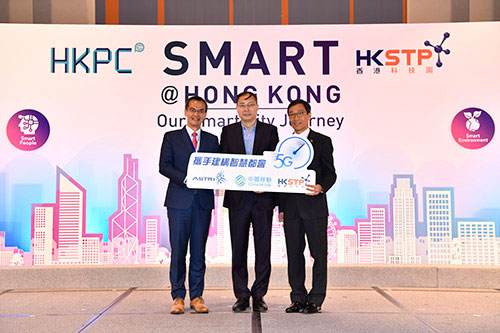 China Mobile Hong Kong (CMHK), Hong Kong Applied Science and Technology Research Institute (ASTRI), and Hong Kong Science and Technology Parks Corporation (HKSTP) announced a slew of collaborations related to 5G. Guests participated in the announcement ceremony were (from left to right): Mr Hugh CHOW, CEO of ASTRI, Dr. Max MA, Director and Executive Vice President, CMHK and Mr Albert WONG, CEO of HKSTP.