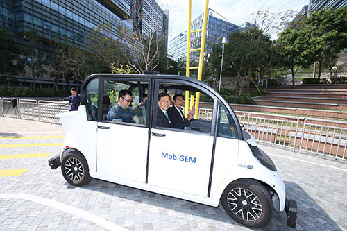 香港科技園公司行政總裁黃克強先生試乘MobiGem無人駕駛汽車。MobiGem是由科學園園區公司Urban Systems開發的最新智慧城市解決方案。