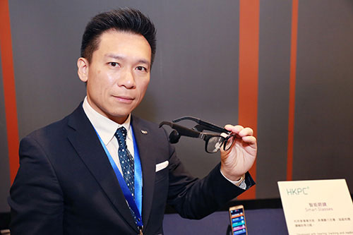 Dr Lawrence POON, General Manager (Automotive and Electronics Division and Automotive Parts and Accessory Systems R&D Centre) of HKPC, showcased one of the key projects of GLink - Smart Glass.