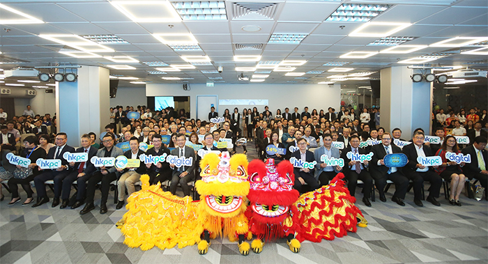 Officiating guests have a group photo with all the guests.