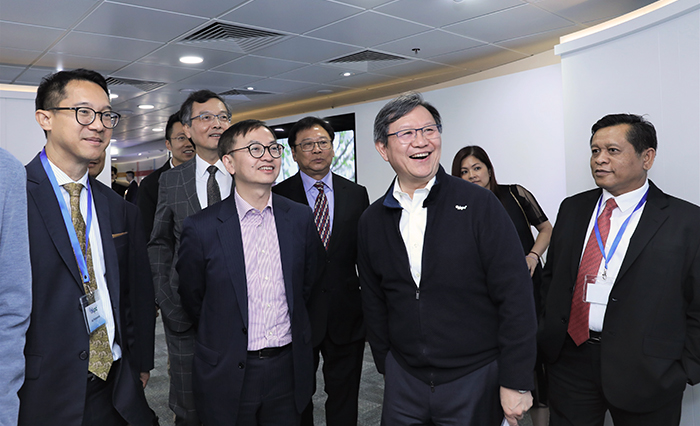 一眾嘉賓參觀生產力局全新「Digital@HKPC」（智能製造）和「Living@HKPC」（智慧生活）兩大主題展區。
