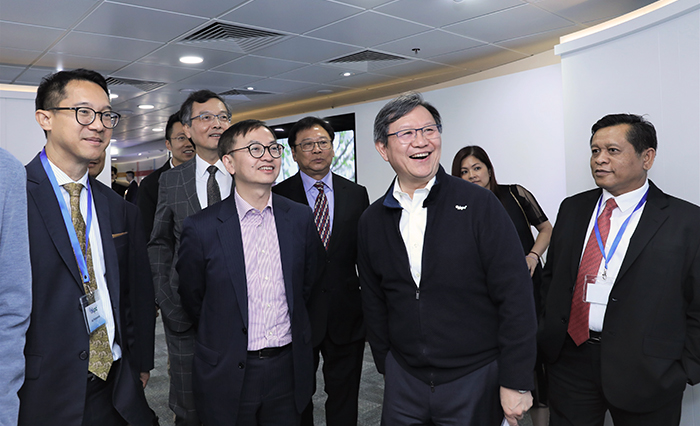 The officiating party and other VIP guests tour the two new HKPC theme galleries – “Digital@HKPC” (Digital Transformation) and “Living@HKPC” (Smart Living).