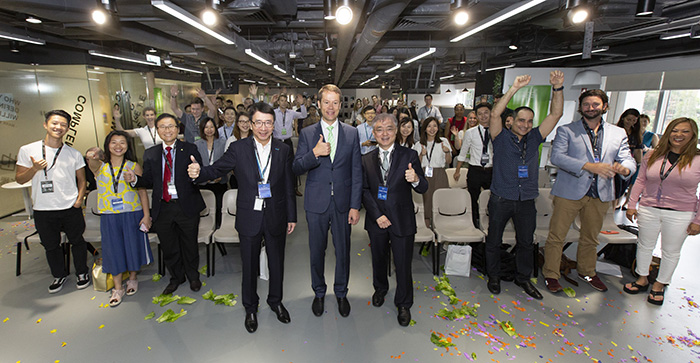 Dr Lawrence Cheung, Chief Innovation Officer of HKPC (left); Dr Alar Kolk, President of EIA (centre), and Mr Andrew Young, Associate Director (Innovation) of Sino Group, pose for a group photo with mentors and participants of EIA’s first entrepreneurship summer programme in Hong Kong