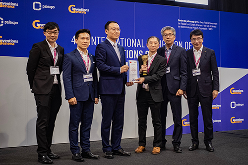 Mr Terrie Hung, Chief Highway Engineer (Research and Development) of Highways of the HKSAR Government (3rd from right) and Dr Lawrence Cheung, Chief Innovation Officer of HKPC (1st from right) and team received The Honorable Mention Prize of the Chinese Delegation for Invention and Innovation and The Gold Medal with Congratulations of Jury for “RoadBot 1”.