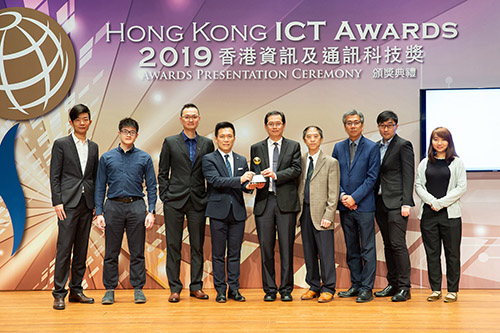 Mr Ho Yiu-Kwong, Assistant Director of Highways (Technology) of the HKSAR Government (Centre), Mr Terrie Hung, Chief Highway Engineer (Research and Development) of Highways of the HKSAR Government (4th from right) and Dr Lawrence Poon, General Manager (Automotive and Electronics) of HKPC (4th from left) and team received the Gold Award in Smart Transportation category for “RoadBot 1”.