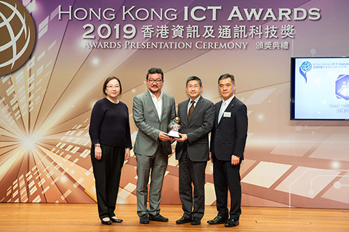 Mr Winston Chow, Vice Chairman of Quality Tourism Services Association (2nd from right), Mr Kenny Chien, Vice President (China) of Cherrypicks (2nd from left), and Ms Linda Tu, Senior Consultant of Management Consulting Division of HKPC (1st from left) received a silver award in Smart Tourism category for “QPoint App”, from Mr Peter Mok, Organising Committee Chairman of Hong Kong ICT Awards 2019.