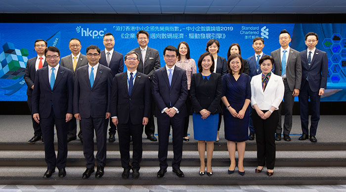 Mr Edward Yau, Secretary for Commerce and Economic Development of the HKSAR Government (front row, centre); Mr Willy Lin, Chairman of HKPC (front row, third from left); Ms Mary Huen, Hong Kong, CEO of Standard Chartered Hong Kong (front row, third from right); Mr Mohamed Butt, Executive Director of HKPC (front row, second from left); Dr Lawrence Cheung, Chief Innovation Director of HKPC(front row, first from left); Ms Vicky Kong, Managing Director, Head, Retail Banking, Hong Kong, Standard Chartered Bank (Hong Kong) Limited (front row, second from right) and Ms Winnie Tung, Managing Director, Head, Business Banking, Retail Banking, Hong Kong, Standard Chartered Bank (Hong Kong) Limited (front row, first from right) officiated the opening of “Enterprise 4.0: Heading Towards Digital Economy to Drive Business Development” SME Conference, and posed for a group photo with various business and industry leaders, representatives from SMEs, economists and academia.