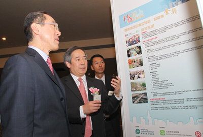 Mr Clement Chen, Chairman of HKPC (centre), introduced the outstanding achievements in the implementation and promotion of corporate social responsibility of gold award winners of the ‘Hong Kong Outstanding Corporate Citizen Award’ to Mr Henry Tang, Chief Secretary for Administration of the Hong Kong Special Administrative Region (left).