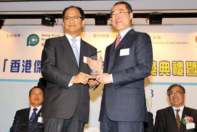 Mr Henry Tang, Chief Secretary for Administration of the Hong Kong Special Administrative Region (right), presented an award to the SME winner of the ‘Hong Kong Outstanding Corporate Citizen Award'