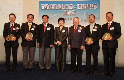 Mr Joseph Leung, Chairman and Convenor of Hong Kong SME Forum (front row, third from right), and Mrs Agnes Mak, Executive Director of HKPC (front row, centre), with keynote speakers of the 