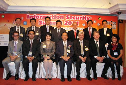 Mr Stephen Mak, Chief Government Information Officer of the HKSAR Government (front row, centre); accompanied by Mrs Agnes Mak, Executive Director of HKPC, and Mr Dale Johnstone, Chairman of the  