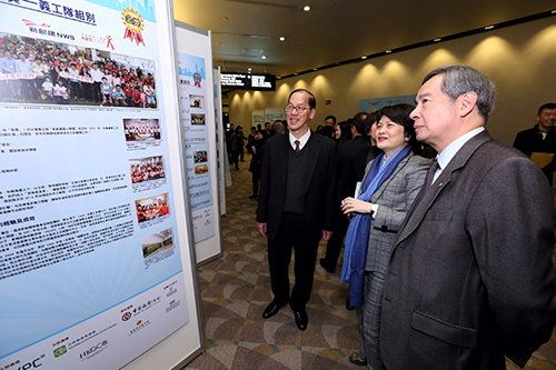 Mr Tsang Tak-sing, Secretary for Home Affairs of the HKSAR Government; Dr Clement Chen, Chairman, and Mrs Agnes Mak, Executive Director of HKPC, observe the outstanding achievements of the winners of “The 5th Hong Kong Outstanding Corporate Citizenship Awards” in implementing and promoting corporate social responsibility