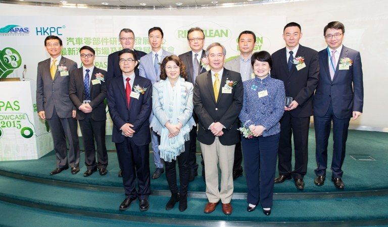 Miss Janet Wong, Commissioner for Innovation and Technology (front row, second from left); Dr Clement Chen, Chairman (front row, second from right), and Mrs Agnes Mak, Executive Director of HKPC (front row, first from right); and Professor Ouyang Minggao, Deputy Director of Academic Committee of Tsinghua University, Beijing (front row, first from left), poise for a group photo with the Showcase speakers