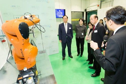 The officiating guests get first-hand information of the applications of industrial robots at 