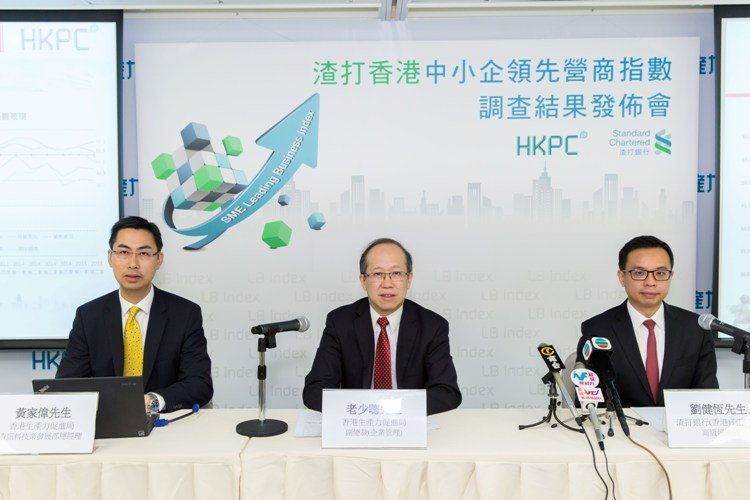 Mr Gordon Lo (centre), Director (Business Management) of HKPC, announces the survey results of the 