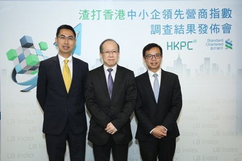 Mr Gordon Lo (centre), Director (Business Management) of HKPC, announces the survey results of the 