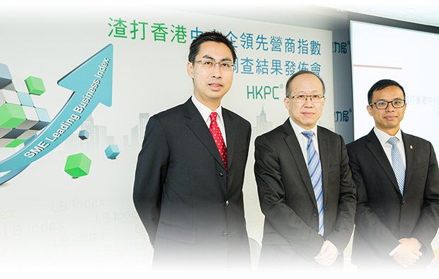 Mr Gordon Lo (centre), Director (Business Management) of HKPC, announces the survey results of the 