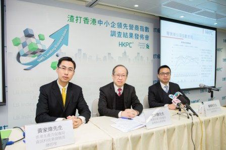 Mr Gordon Lo (centre), Director (Business Management) of HKPC, announces the survey results of the 