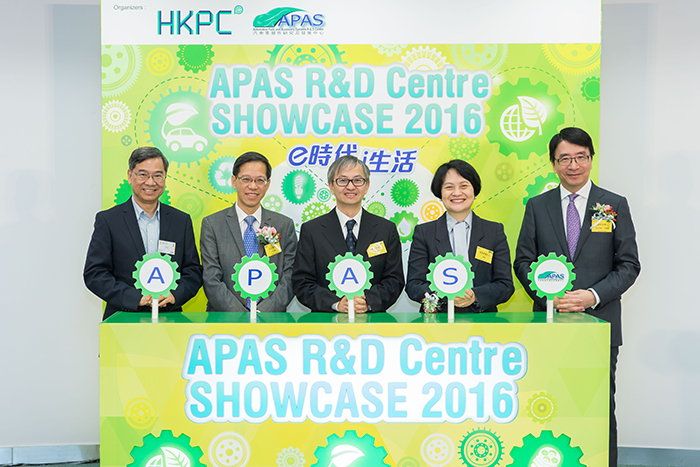 Under Secretary for Innovation and Technology Dr David Chung (centre); HKPC Deputy Chairman Mr Victor Ng (second from left); Executive Director Mrs Agnes Mak (second from right); Hong Kong Automobile Association Vice President Dr Ringo Lee (first from left); and APAS R&D Centre Chief Executive Officer Dr Lawrence Cheung officiate the opening of the “APAS R&D Centre Showcase 2016”