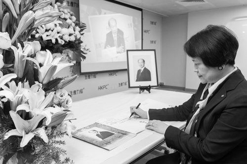 Mrs Agnes Mak, Executive Director of HKPC, signs the condolence book to offer her deepest condolences to Mr Lau’s family.