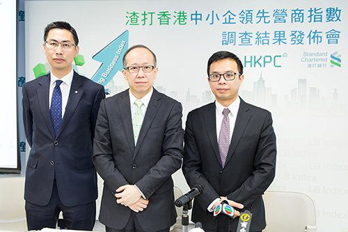 Mr Gordon Lo (centre), Director (Business Management) of HKPC, announces the survey results of the 