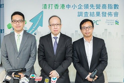 Mr Gordon Lo (centre), Director (Business Management) of HKPC, announces the survey results of the 