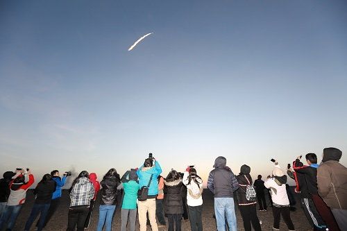 生產力局率領的「神舟十一號」升空考察團今晨親臨酒泉衛星發射場，見證本港中學生的太空實驗裝置首度隨國家的航天船升空的歷史時刻