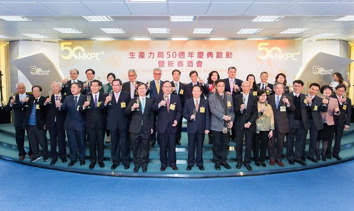 Group toast of officiating guests with past and present HKPC chairmen, executive directors and council members