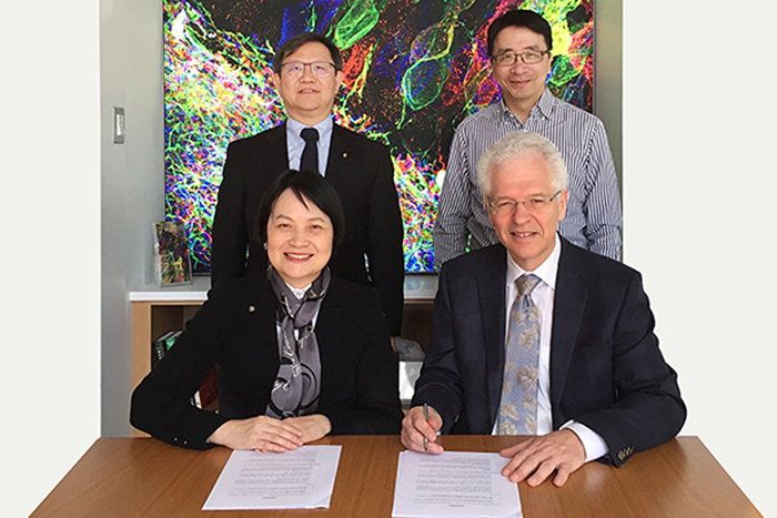 Mr Willy Lin, Chairman of HKPC (back row, left) witness the signing of the agreement on the establishment of the MIT Hong Kong Innovation Node at HKPC between Mrs Agnes Mak, Executive Director of HKPC, and Professor Richard Lester, Associate Provost, International, MIT. Also present at the signing of the agreement is Dr Lawrence Cheung, Director (Technology Development) of HKPC.